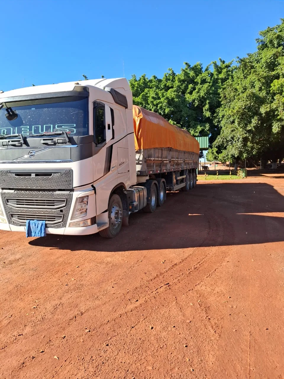 Volvo FH 460 6x2 + Guerra Graneleiro — foto 1