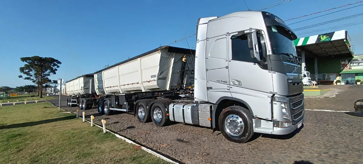 Volvo FH 540 + Randon Rodocaçamba — foto 1