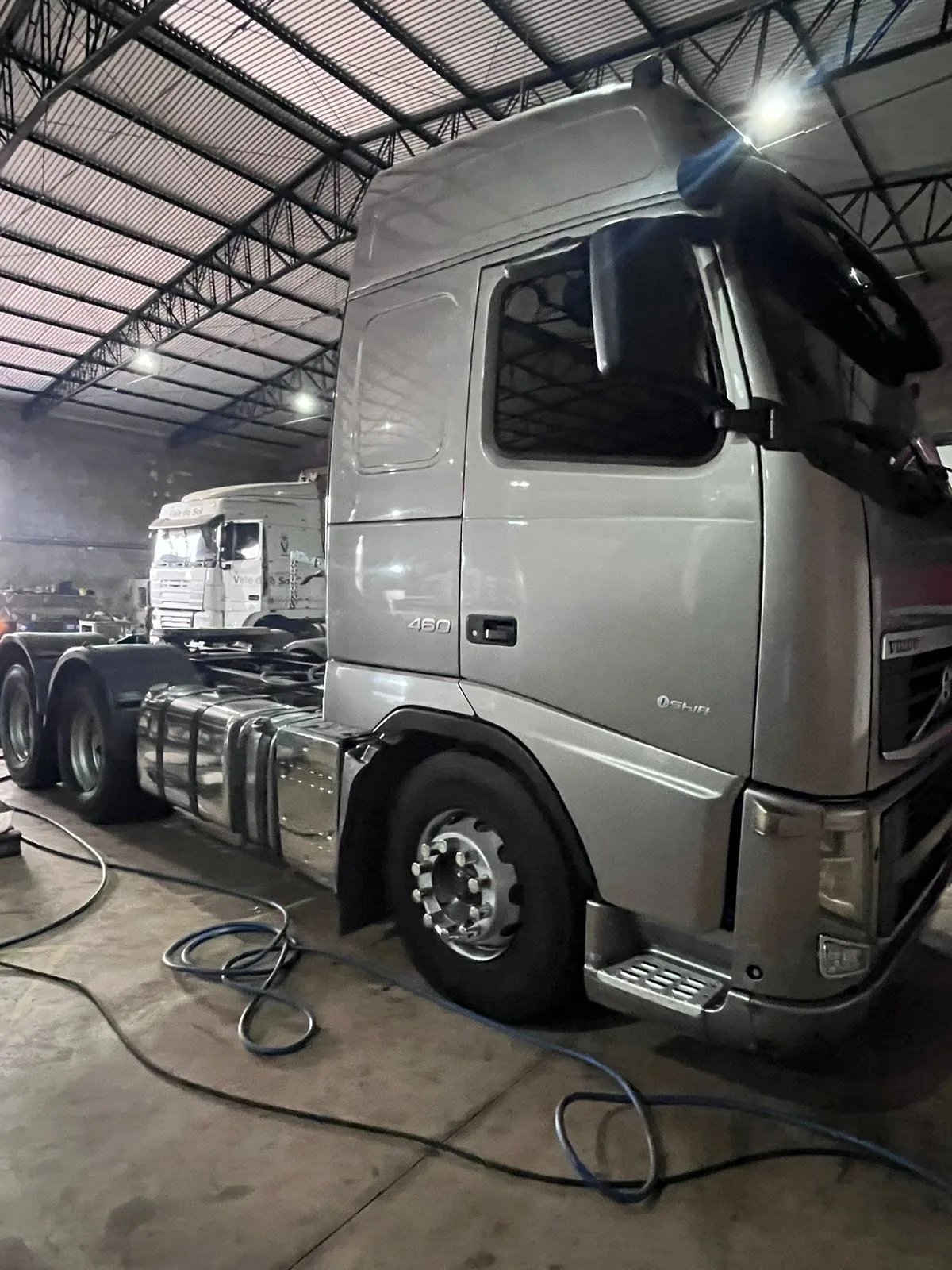 Volvo FH 460 6x4 sinistro — foto 1