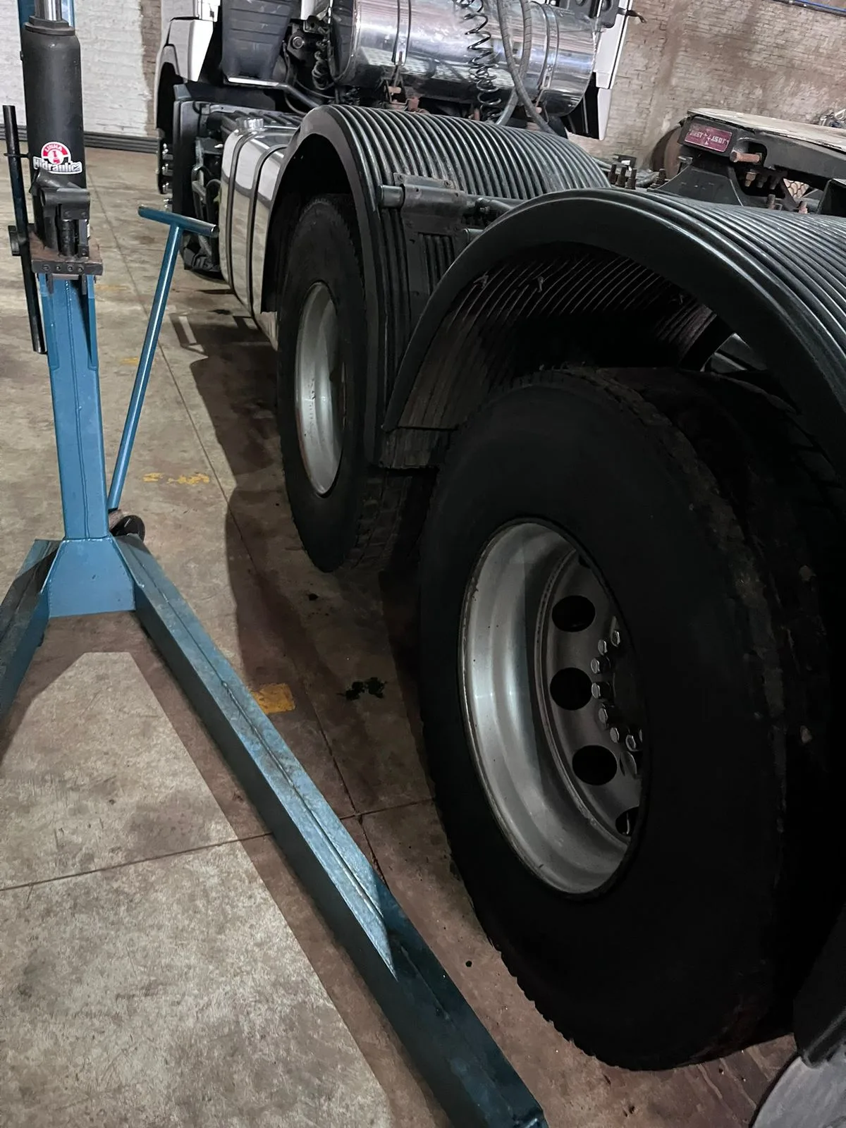 Volvo FH 460 6x4 sinistro miniatura 15