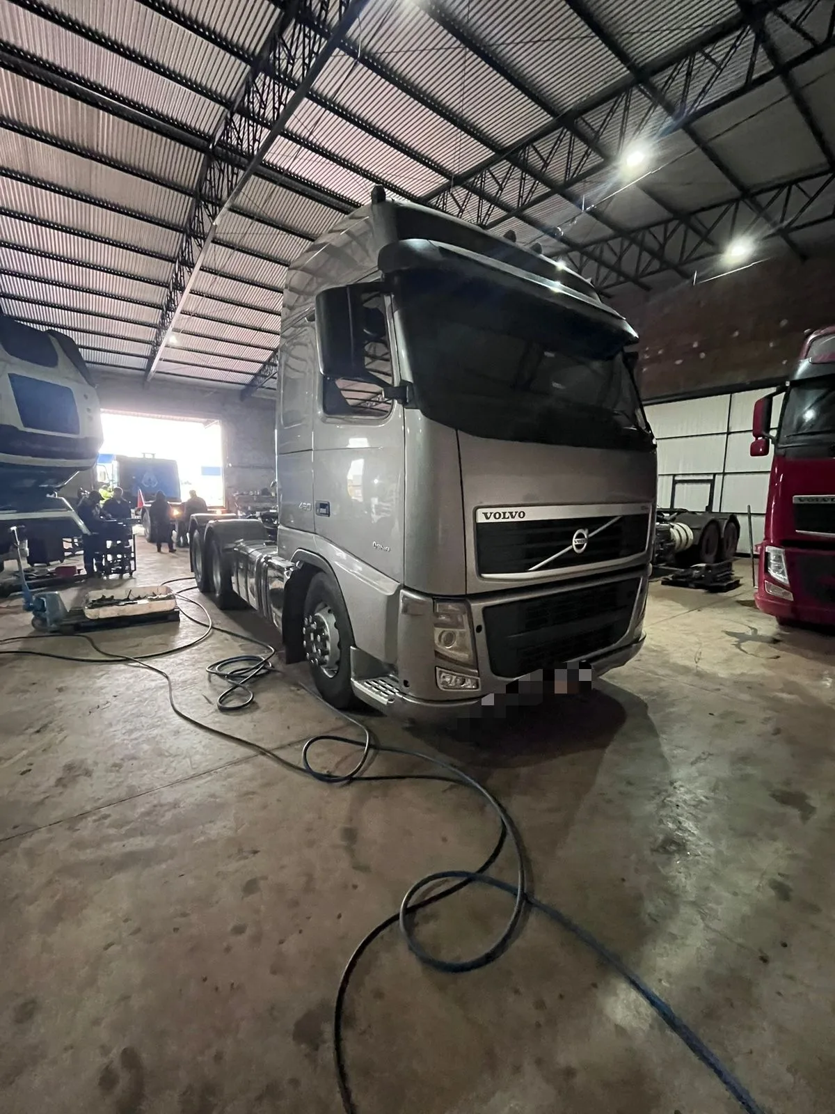 Volvo FH 460 6x4 sinistro miniatura 2